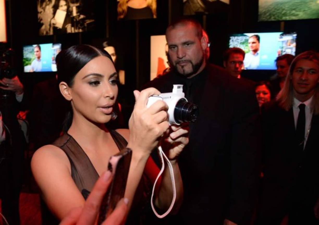 Kim Kardashian no dejó de tomarse selfies.