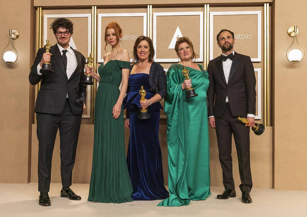 Daniel Roher, Odessa Rae, Diane Becker, Melanie Miller y Shane Boris (de izquierda a derecha) posan con su premio Oscar a la mejor película documental con "Navalny", en la sala de prensa de ceremonia de los Premios de la Academia.