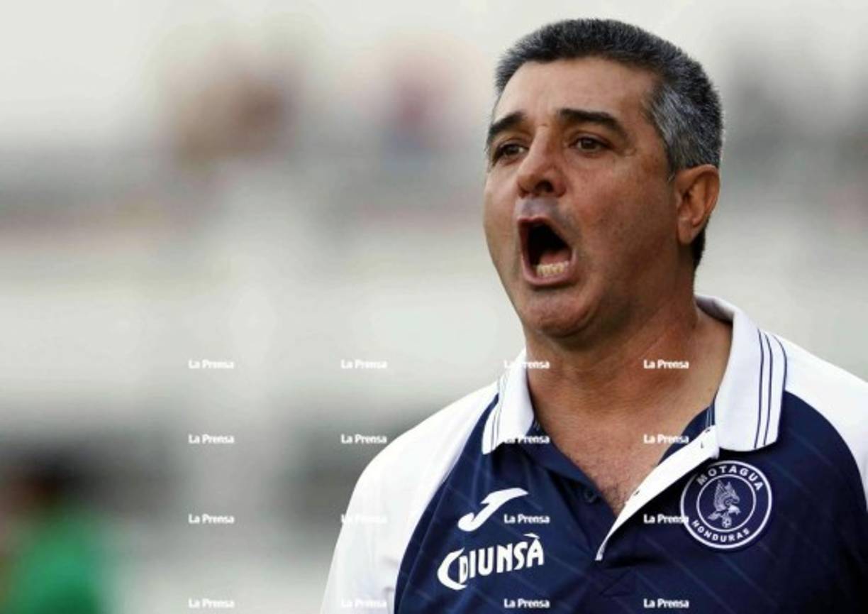 Diego Vázquez, gritando durante el partido contra el Platense.