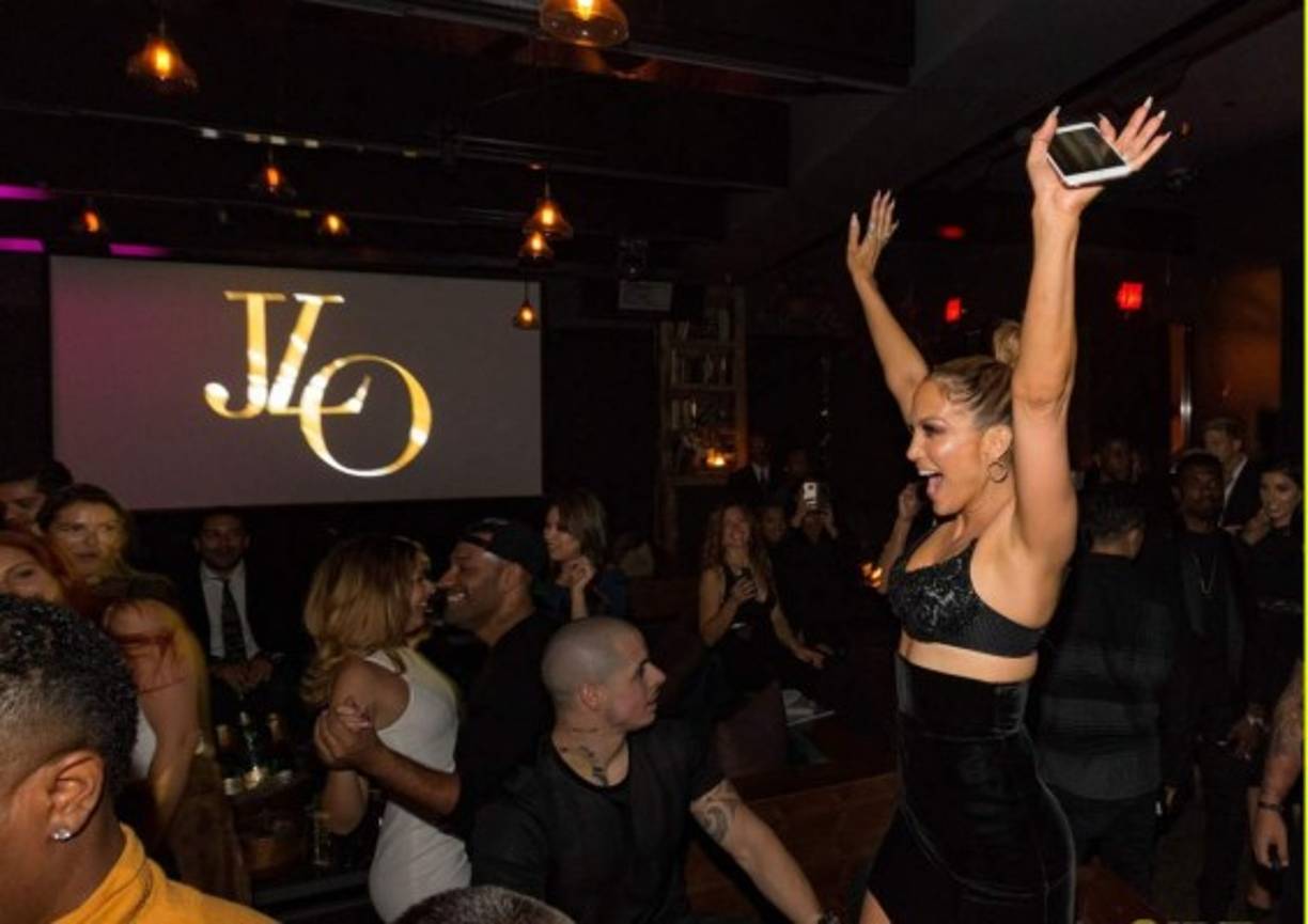 JLo se lo gozó todo junto a decenas de invitados durante la fiesta posterior a los premios American Music Awards (AMA). (AFP / Christopher Polk/Getty Images for ABA)