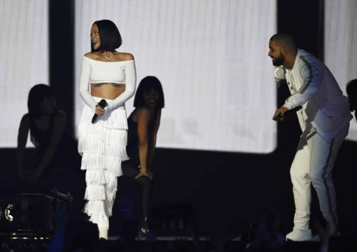 Ambos bailaron al compás de la canción que grabaron a dúo 'Work'.<br/>