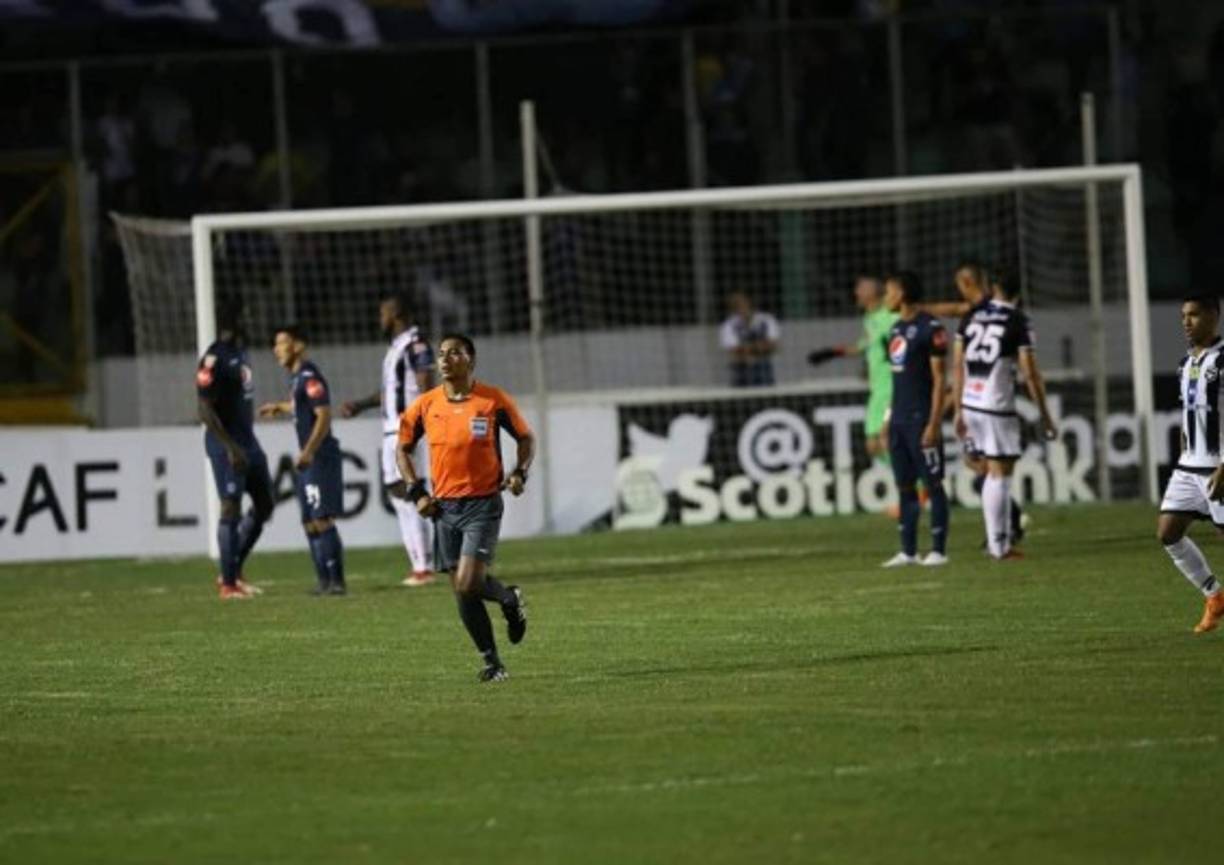 El árbitro guatemalteco Walter López fue auxiliado por su cuarto árbitro después de expulsar a Héctor Castellanos.