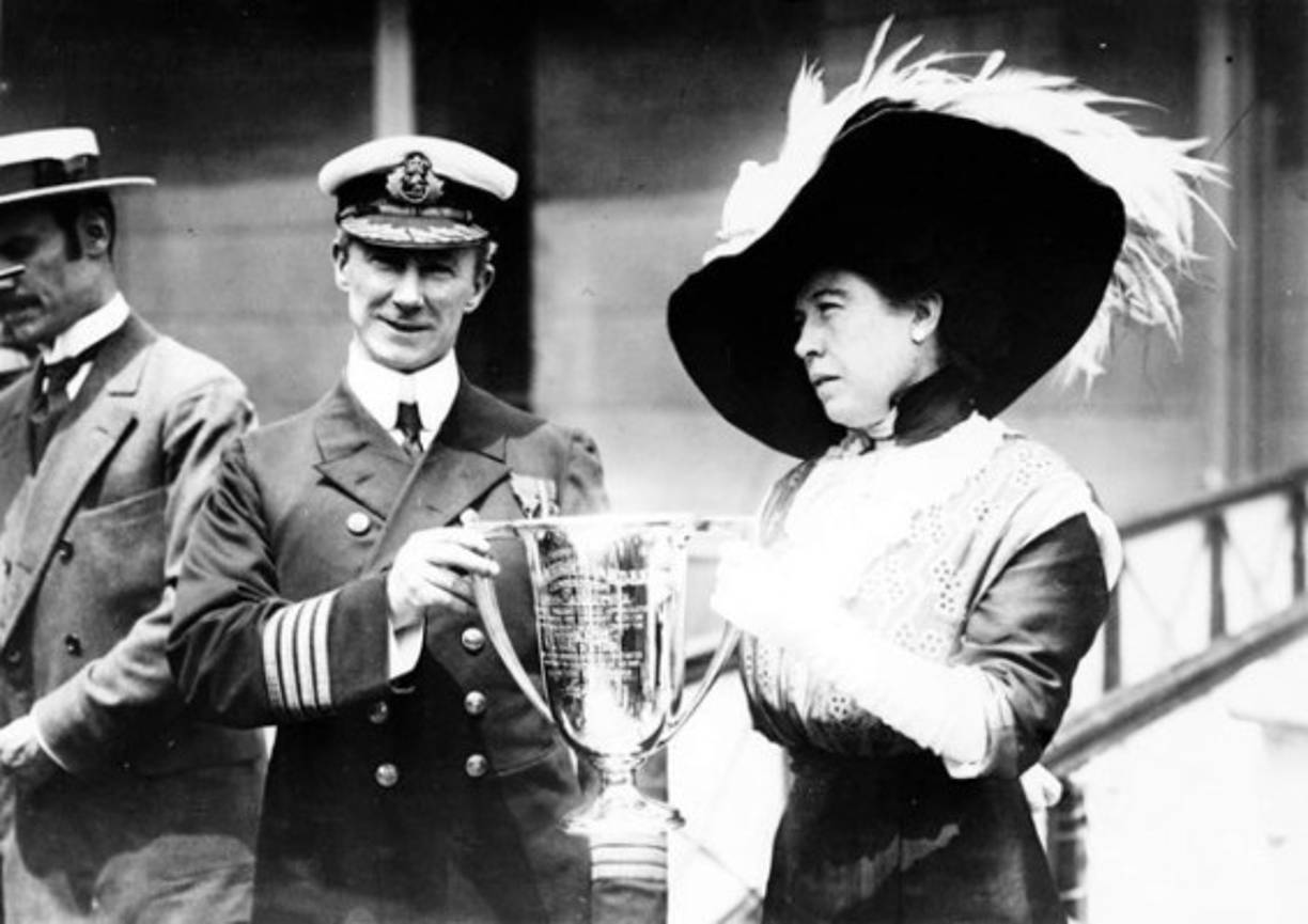 El capitán Arthur Henry Rostron recibe un premio en manos de Margaret Brown, sobreviviente del RMS Titanic conocida como la 'Insumergible Molly'.