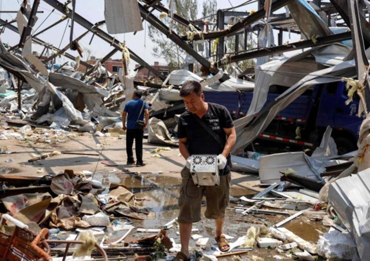 Las imágenes del suceso, recogidas por la televisión china CCTV, también muestran vehículos volcados, y numerosos postes eléctricos bloqueando las calles.