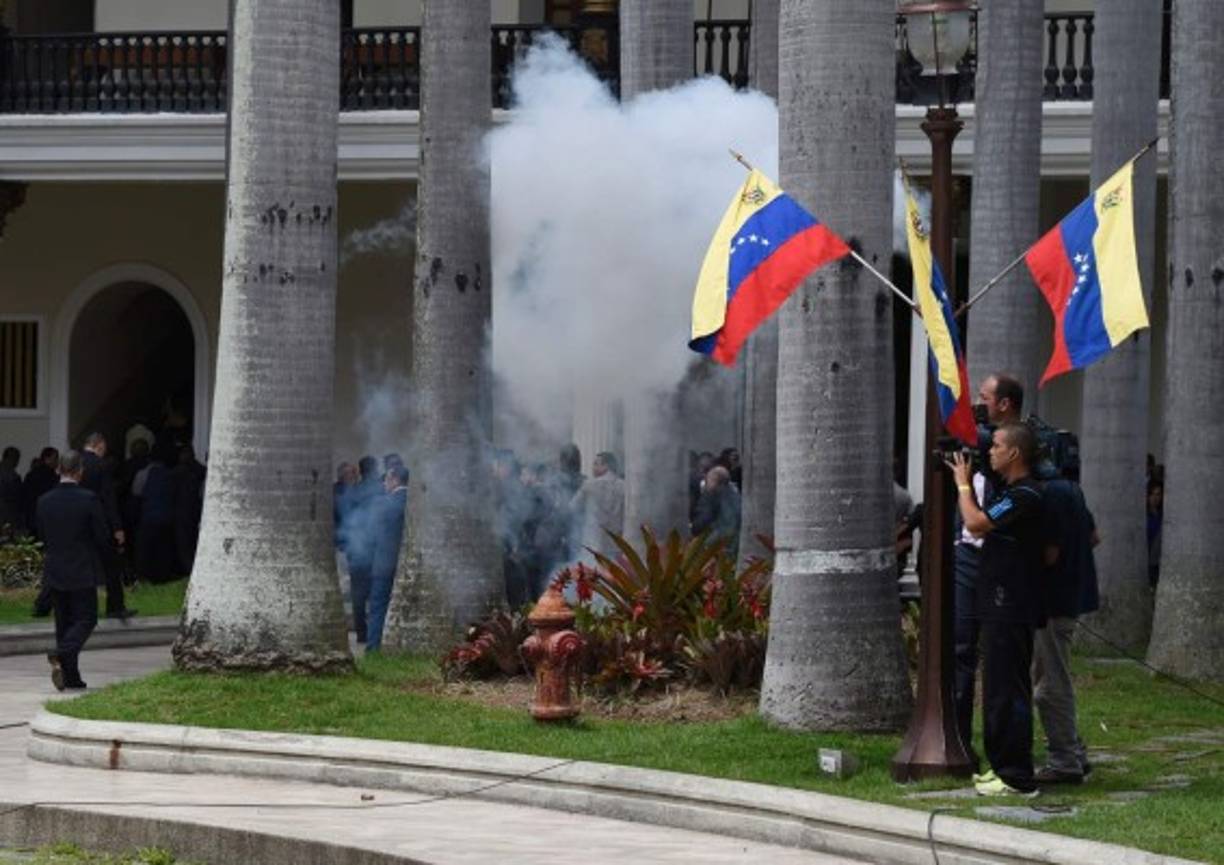 Aunque los manifestantes fueron desalojados del lugar al poco tiempo por los miembros de la Guardia Nacional responsables de la seguridad del recinto, las entradas y salidas de la Cámara permanecían tomadas por los oficialistas.