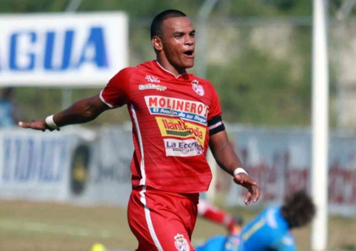 Rony Martínez, que es agente libre tras quedarse sin contrato en la Real Sociedad, ha revelado que los equipos grandes de la Liga Nacional, Olimpia, Motagua, Real España y Marathón, se han interesado en sus servicios. Pero la prioridad del delantero es salir al extranjero y está a la espera de una oferta.