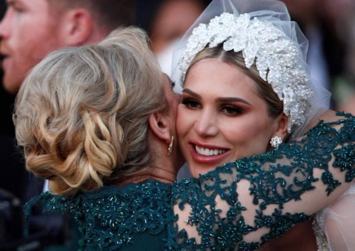 La esposa del Canelo Álvarez no pudo contener la emoción en la boda. Foto EFE.