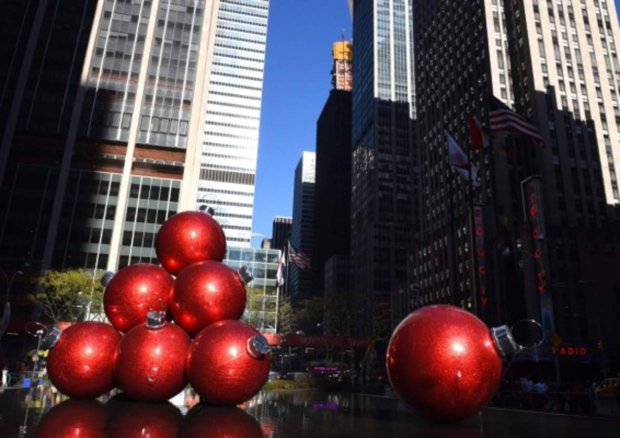Gigantescos ornamentos navideños adornan la 6 avenida de Nueva York.