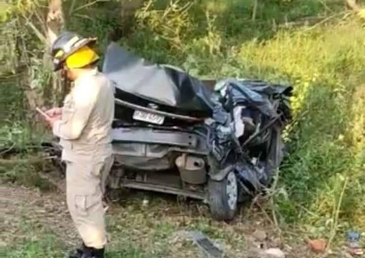 El cuerpo de Bomberos de Honduras está en la zona para rescatar los cuerpos del interior del vehículo. 