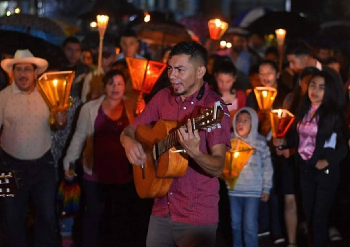 Provenientes del departamento guatemalteco de Petén, una comunidad de indígenas católicos que vestían coloridos trajes se presentó también en la capilla La Divina Providencia, para arrodillarse frente al altar donde el 24 de marzo de 1980 cayó sin vida el venerado pastor.