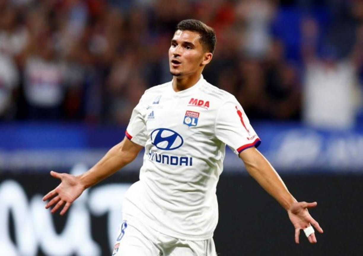 La Juventus se ha interesado en Houssem Aouar, jugador francés de ascendencia argelina. El centrocampista de 22 años del Olympique de Lyon, que no ha sido titular indiscutible en el equipo galo, podría estar en el radar de la Vecchia Signora para la temporada que viene. El presidente del club ha reconocido que escuchará ofertas por su jugador, con contrato hasta 2023, pero se plantea muy difícil por la desmesurada cantidad de dinero que piden: ¡70 millones de euros!.
