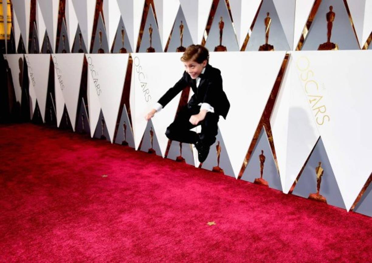 El actor Jacob Tremblay salta en la alfombra roja de la 88 entrega de los premios Oscar 2016.