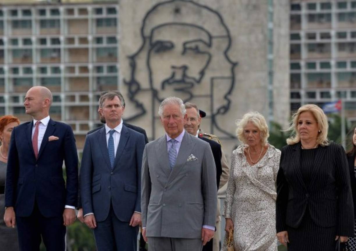 Cuba. Visita real<br/><br/>El príncipe Carlos y su esposa Camila junto a la canciller cubana Ana González en la Plaza de la Revolución.