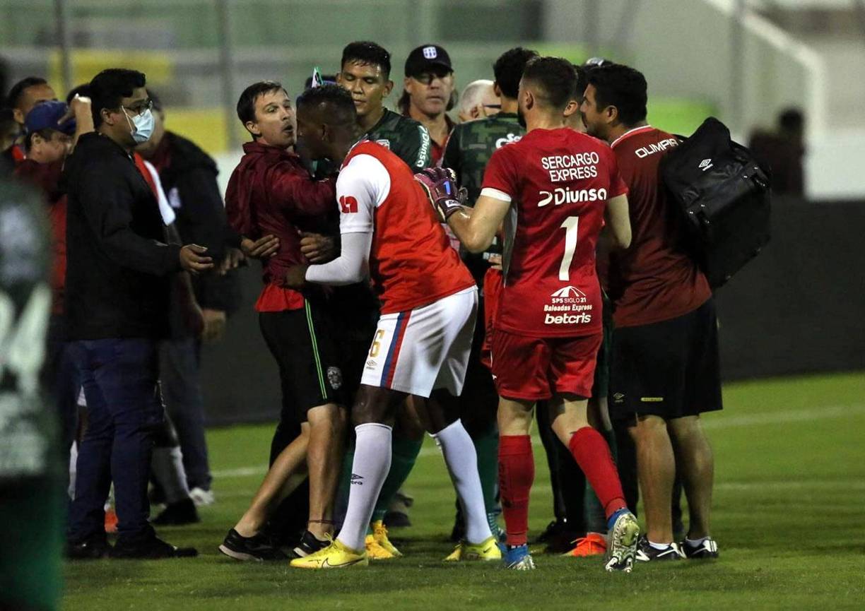 Brayan Beckeles trató de controlar al asistente técnico de Keosseián, Juan Pablo Rial.