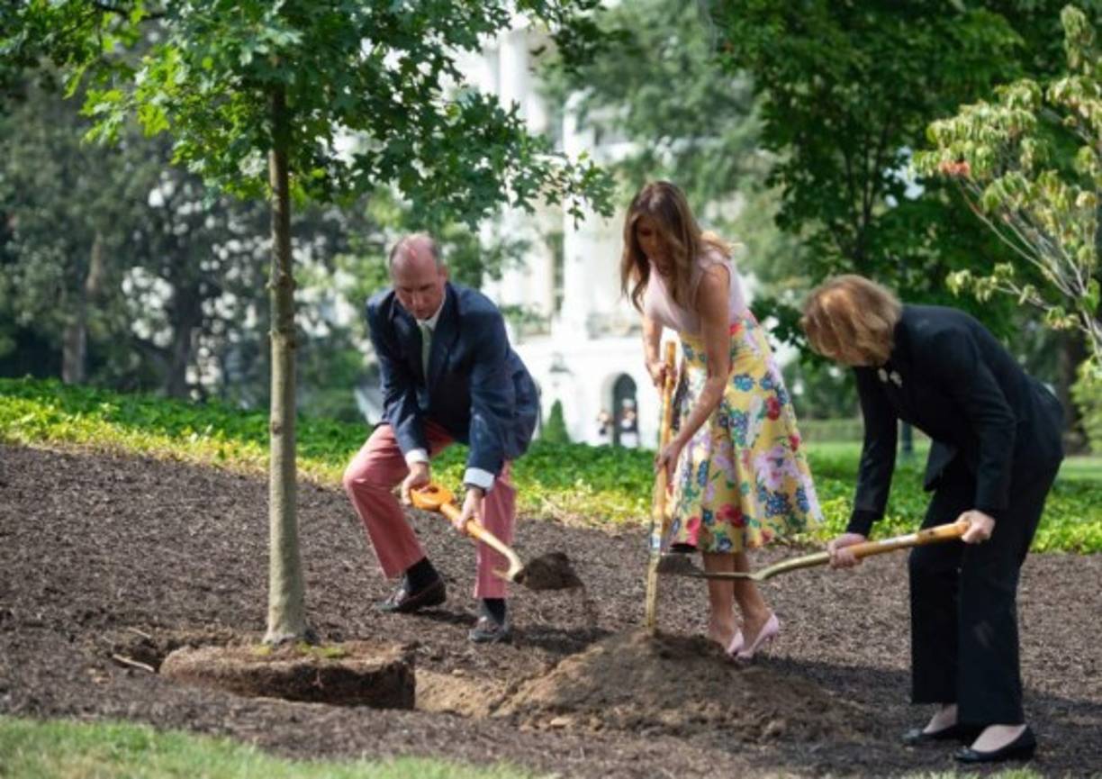 Melania fue criticada por su elección de estilo, criticada en redes sociales como un ejemplo de la desconexión que tiene la familia presidencial con la realidad de Estados Unidos.