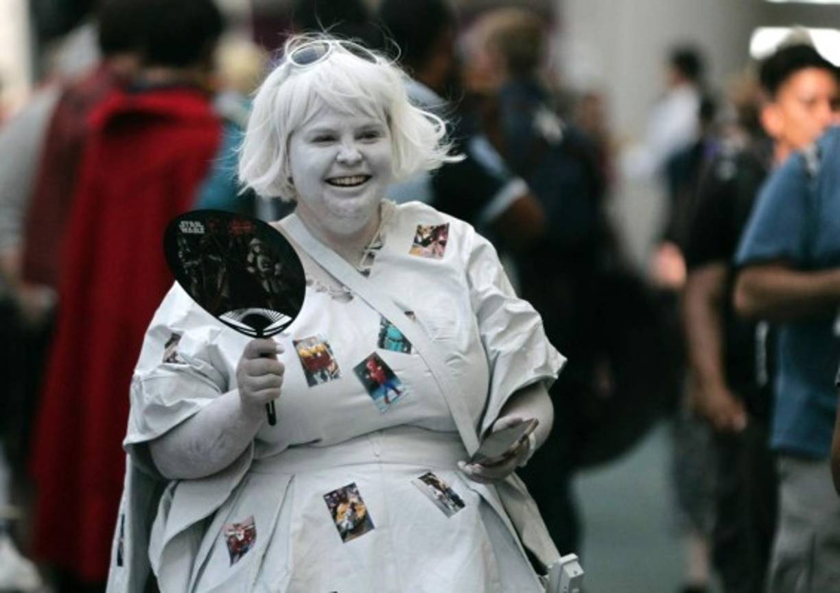 Otros asistentes asisten disfrazados como personajes originales de su propia creación.