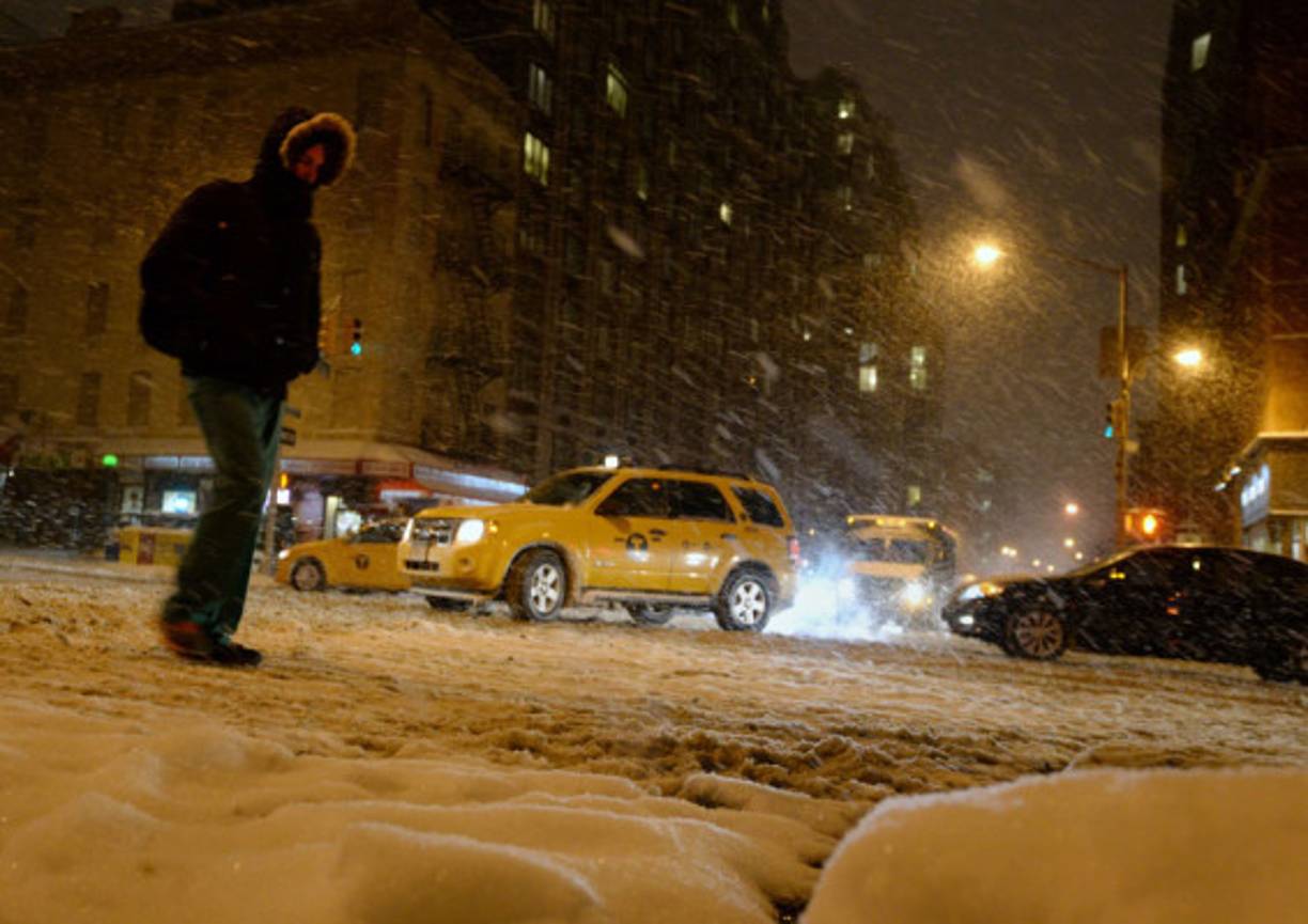 Un hombre camina por la avenida Lexington.