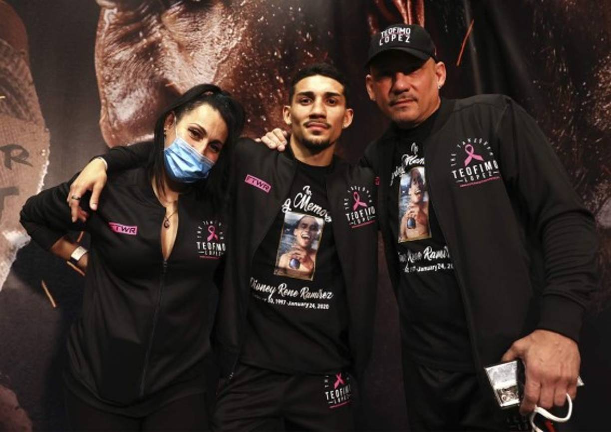 Teófimo López, además de su padre y entrenador, contó con un invitado especial: su madre, quien no suele estar en estos eventos de su hijo. Foto Mikey Williams / Top Rank