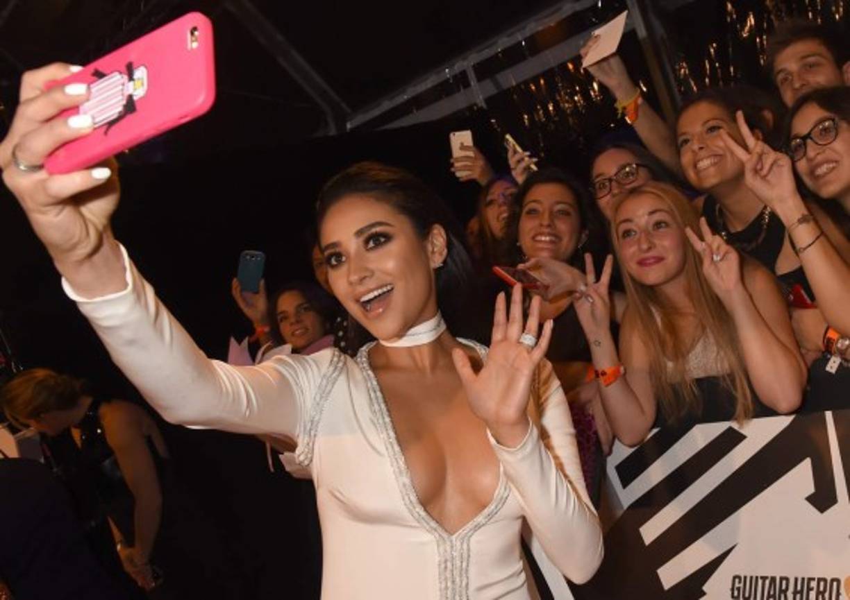 Shay Mitchell se toma selfies con sus fans.