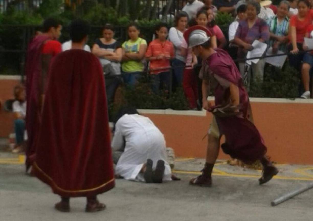 En la Iglesia San Vicente de Paúl de San Pedro Sula también se representó la pasión y muerte de Jesús.