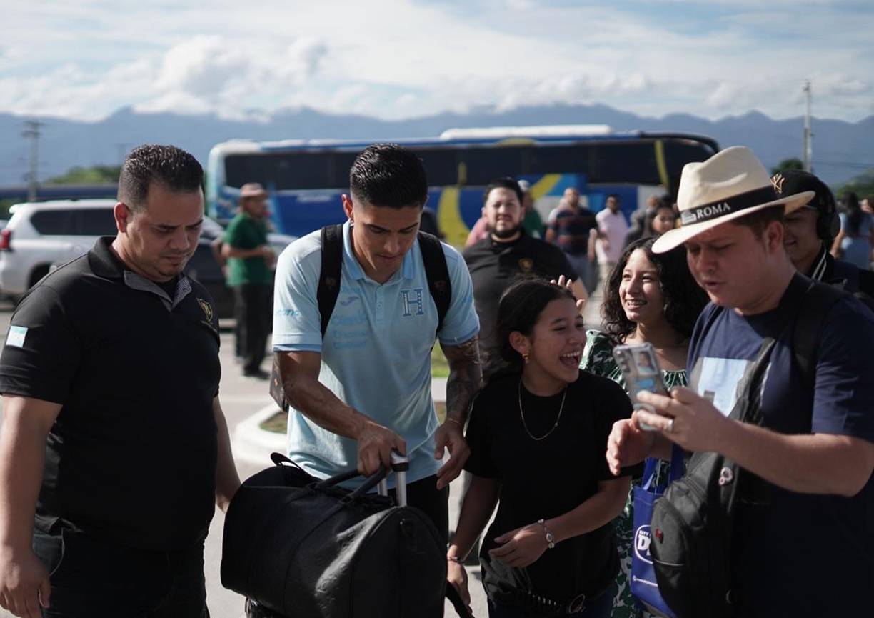 Desde pequeños a grandes querían una foto con Luis Palma, la figura de Honduras en el primer partido contra México gracias a su doblete.