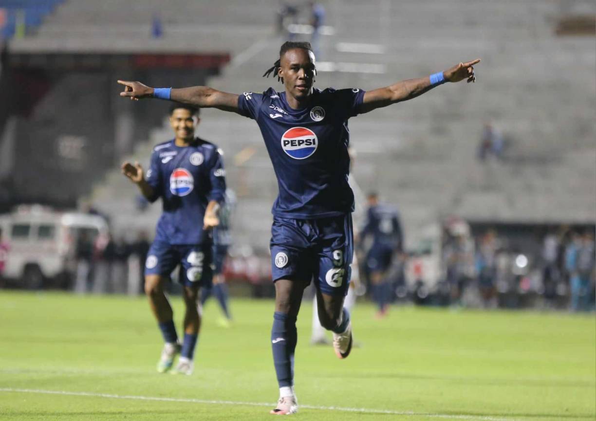 Rubilio lo celebró a lo ‘Carlos Pavón’ en el Estadio Nacional de Tegucigalpa.