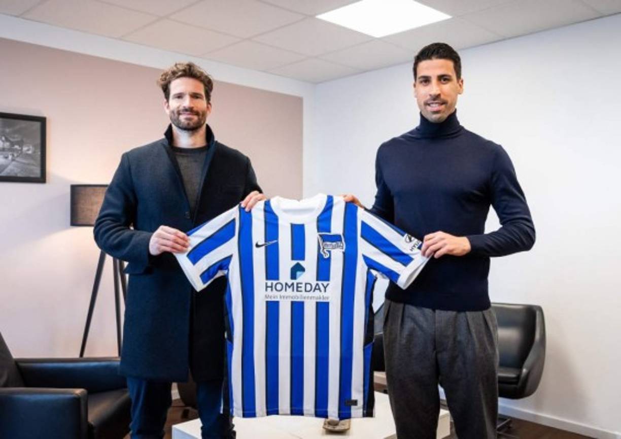 ¡Oficial! Sami Khedira se va de la Juventus para volver diez años después a la Bundesliga, tras su paso por el Real Madrid y el equipo italiano, y seguirá su carrera en el Hertha Berlín, al que quiere dirigir al 'éxito', según anunció este lunes el club en un comunicado.<br/><br/>'El Hertha ha hecho todo lo posible para ayudarme y me ha dado la oportunidad de volver a la Bundesliga. Estoy agradecido. No puedo esperar el momento de estar en el campo. Me siento muy bien físicamente y con la experiencia que tengo me gustaría ayudar al equipo y llevarlo a un mayor éxito deportivo', expresó el campeón del mundo con Alemania en 2014.