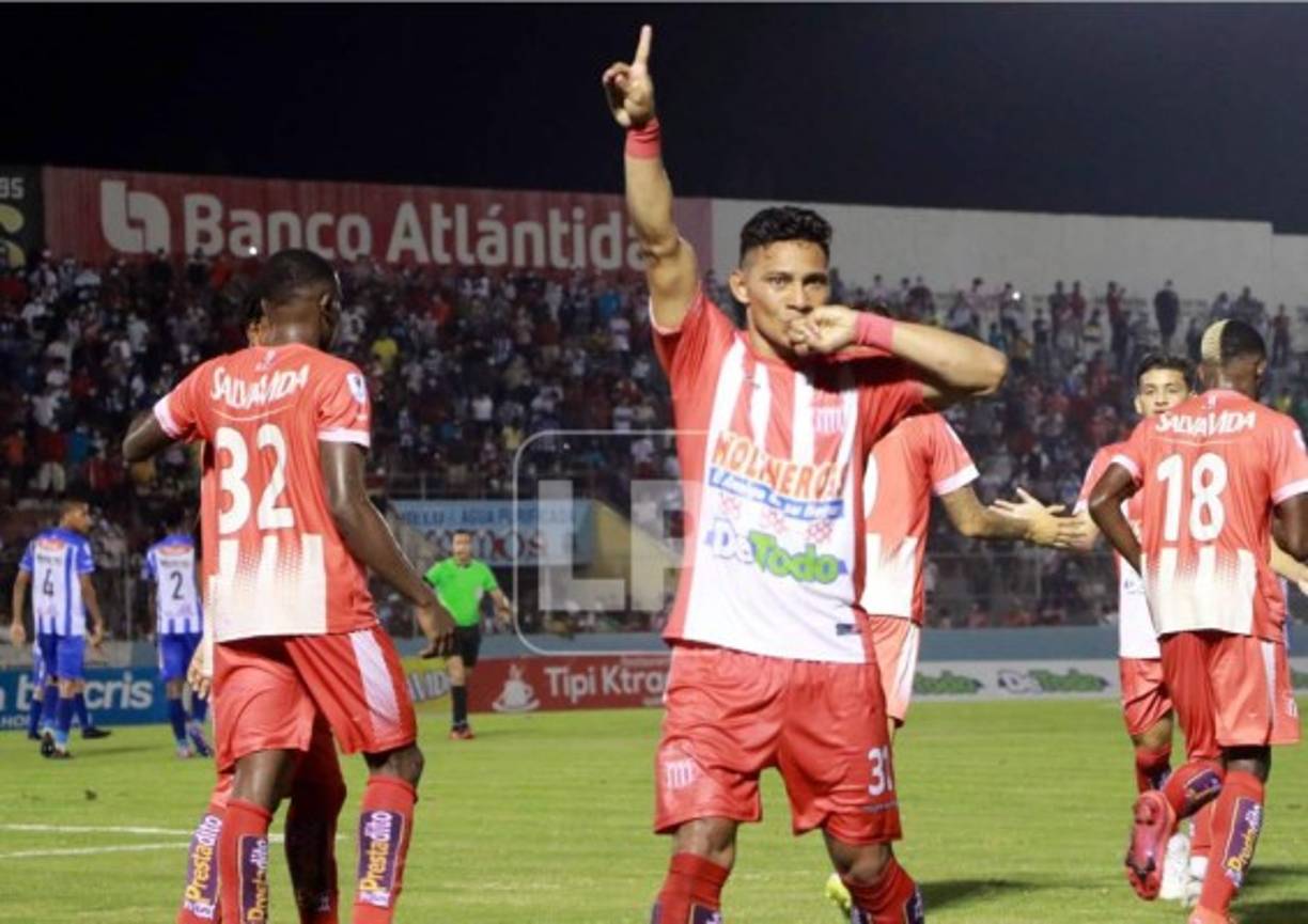 Carlos 'Mango' Sánchez celebrando el segundo gol del Vida ante Victoria.