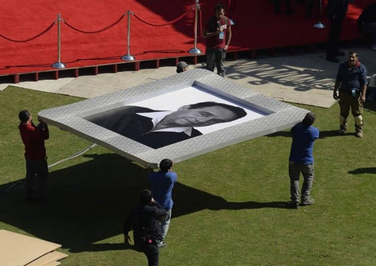 Miles de personas esperaban desde temprana hora para despedirse del actor, quien con personajes de 'El Chavo del Ocho' y 'El Chapulín Colorado' arrancó sonrisas en México y en más de 40 países.<br/>