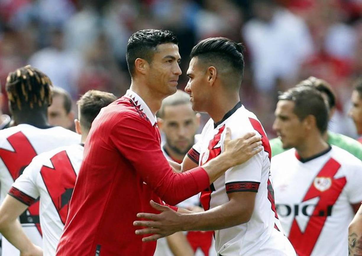 Cristiano Ronaldo saludó con una sonrisa al colombiano Radamel Falcao antes del inicio del partido.
