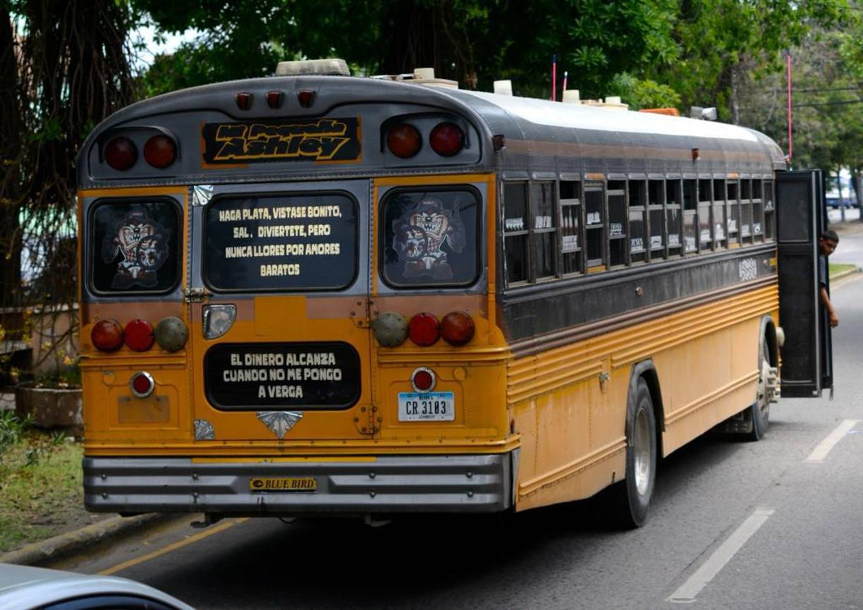 Este autobús amarillo lleva varios mensajes, tales como “mi pequeña Ashley”, “Haga plata, vístase bonito, salga , diviértete, pero nunca llores por amores baratos” y “El dinero alcanza cuando no me pongo a v...”.