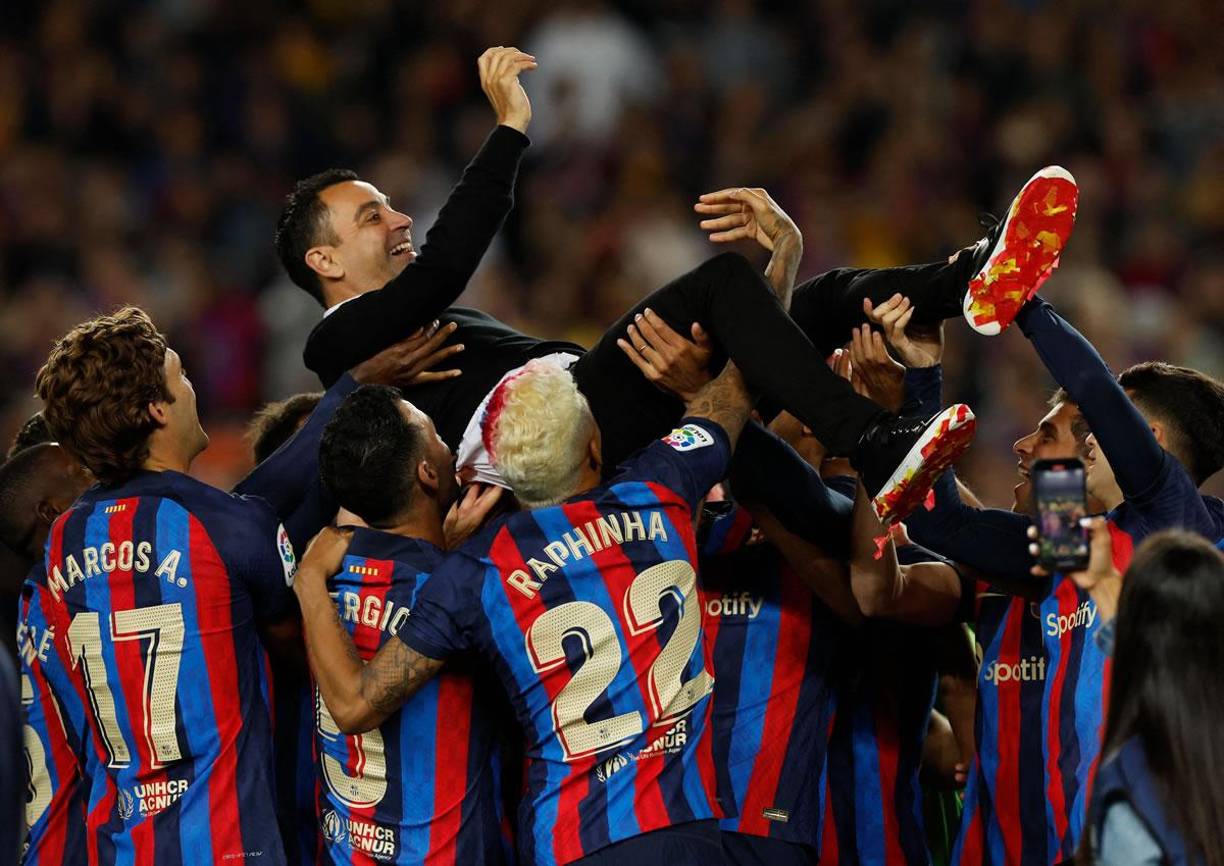 Los jugadores del FC Barcelona mantean a su entrenador Xavi Hernández en la celebración del título de la Liga Española.