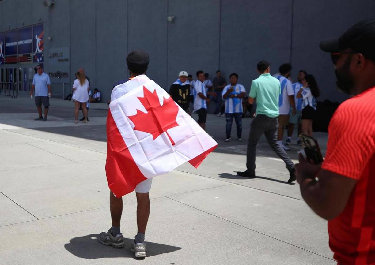 Aficionados canadienses también ponen el color en el partido inaugural de la Copa América 2024.