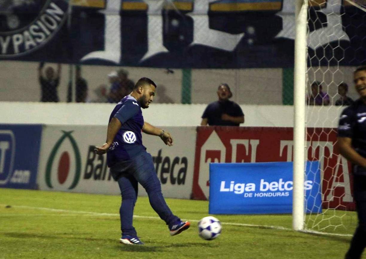 En el medio tiempo del partido, aficionados del Motagua se robaron el show jugando en el campo.