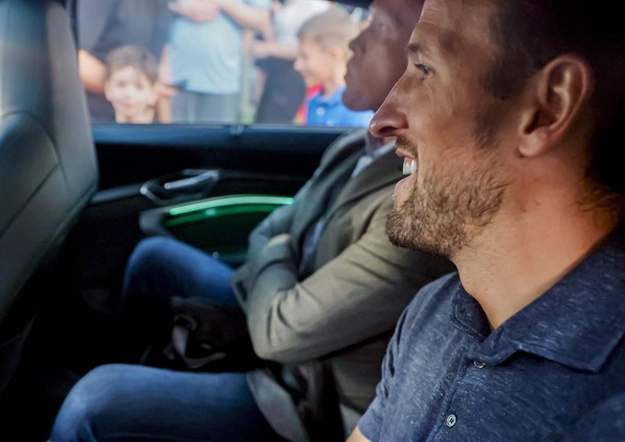 El capitán de Inglaterra, Harry Kane, llegó el viernes a Múnich para someterse al reconocimiento médico previo a su muy probable fichaje por el Bayern, en una operación que superará los 100 millones de euros.