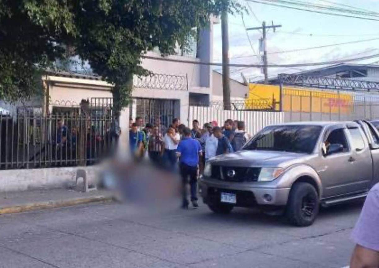 Lamentablemente las damas fueron sorprendidas por sujetos los cuales se posicionaron frente a ellas como si fueran a comprar tamales, pero de inmediato sacaron un arma de fuego y comenzaron a dispararle a ambas.