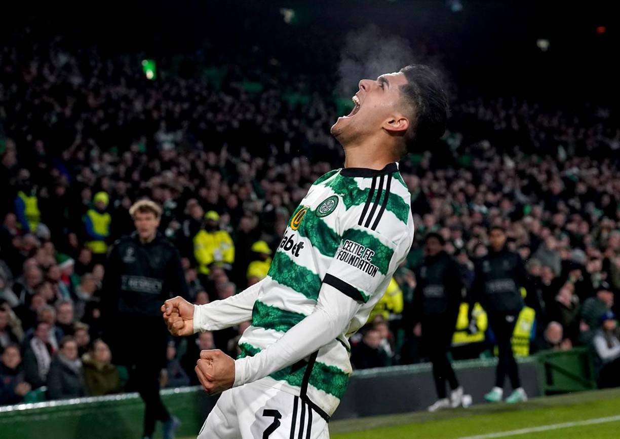 Luis Palma gritando su gol y al fondo los aficionados del Celtic celebran.