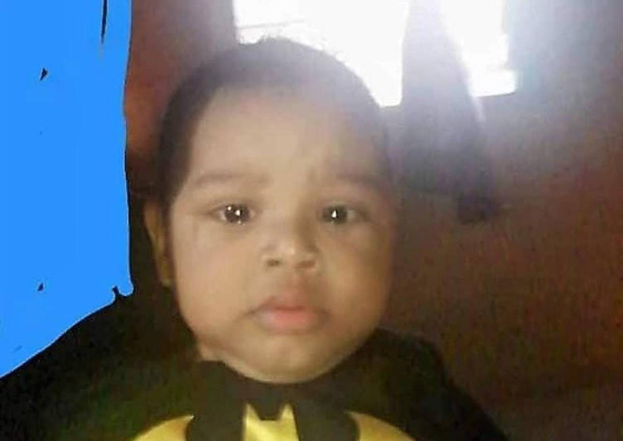 El menor fue trasladado de urgencia a un hospital cercano, sin embargo, no resistió a la herida que le provocó la bala perdida. 