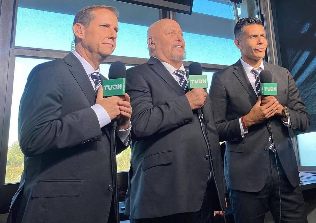 Tras el mensaje, decenas de compañeros y aficionados le han deseado fuerza y salud a Paco Villa.