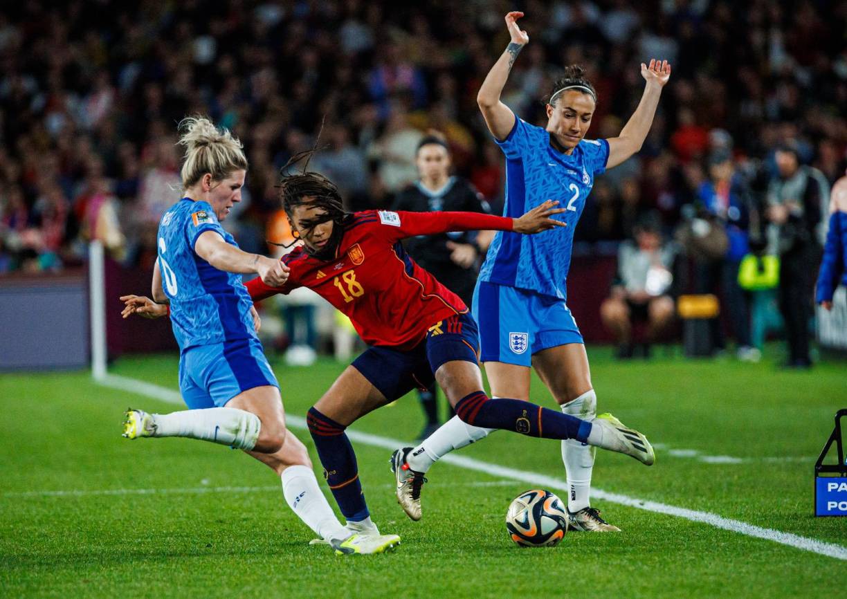 La final se disputó en el Stadium Australia de Sídney, abarrotado de aficionados entusiastas alentando a ambos equipos.