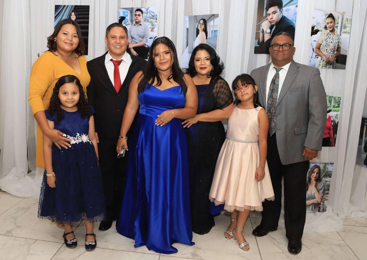 María Almendárez, Natalia Serrano, Mario Serrano, Emily Serrano, Denia Flores, Susy Manueles y Edwin Manueles