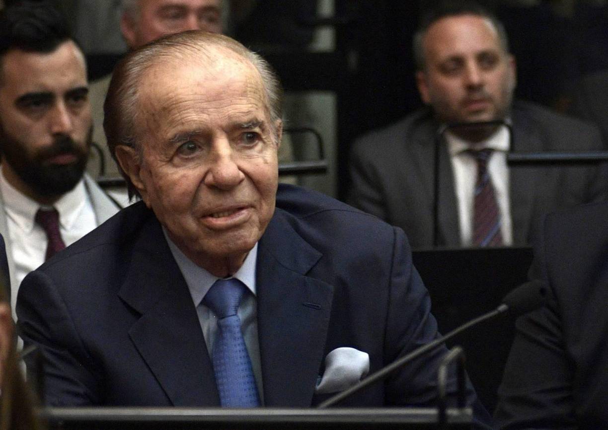 Carlos Menem (1989-1999) fue acusado con otros procesados de tráfico de armas a Ecuador y Croacia entre 1991 y 1995. El exmandatario -cuya última candidatura a la Presidencia fue en 2003- llegó a estar seis meses en prisión preventiva en 2001, y fue liberado después de que la Corte Suprema anulara los cargos.