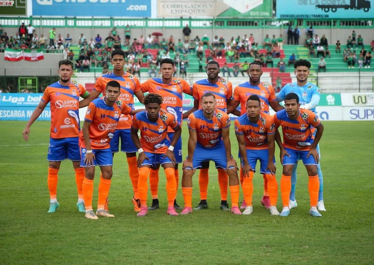 El 11 titular de los Lobos de la UPN posando antes del inicio del partido en el Yankel.