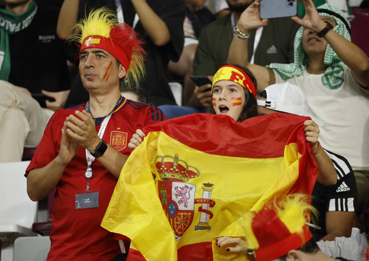 La Roja no estuvo sola y contó con el apoyo de muchos aficionados .