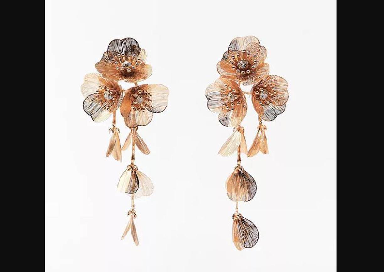 Los pendientes que lleva la princesa de Gales son de Zara. Con tres flores y cascada de pétalos pueden ser suyos por 15,95 euros ( unos 18.17 dólares).