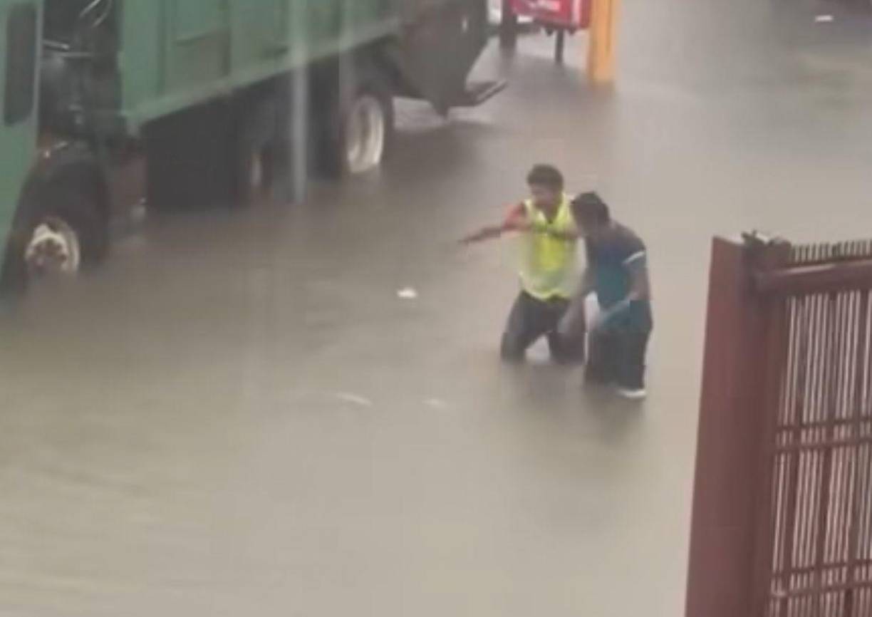 Pese a las condiciones climáticas adversas, hay quienes afrontan el temporal lluvioso de manera jocosa. 