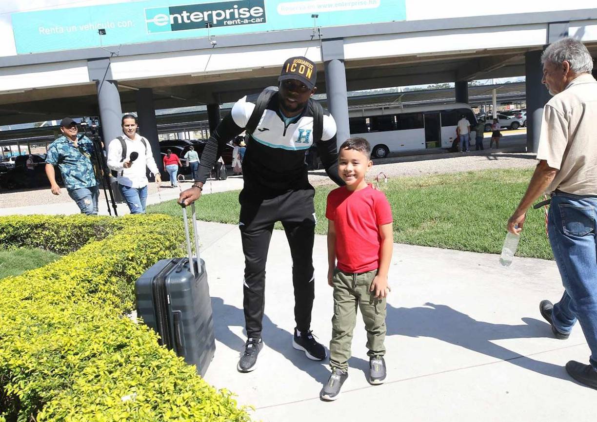 Yustin Arboleda también posó con aficionados que le pidieron fotos en el Aeropuerto Internacional de Palmerola.