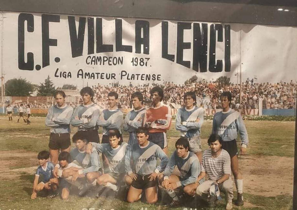 En su juventud había sido futbolista del club del ascenso Villa San Carlos, además de haber jugado en la Liga Amateur Platense.