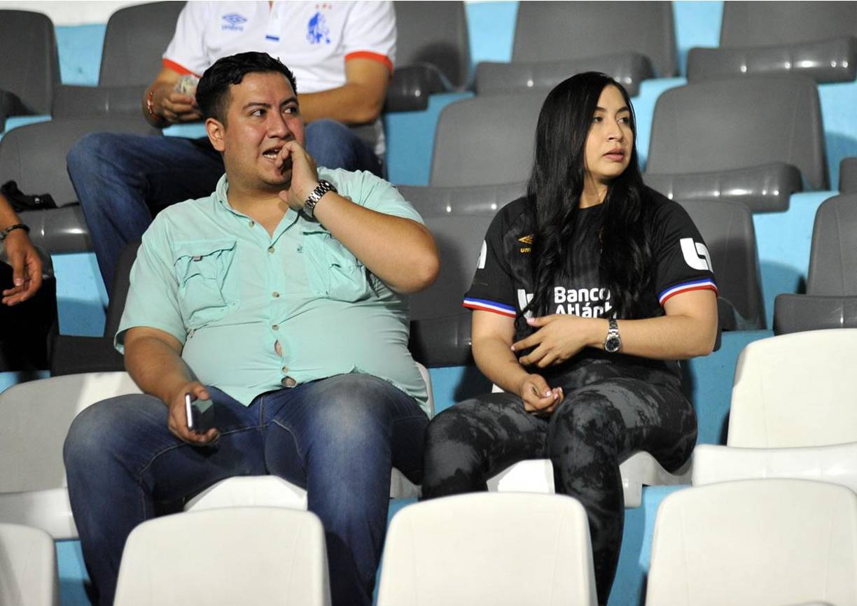 Guapas aficionadas del Olimpia asistieron al estadio Nacional Chelato Uclés.