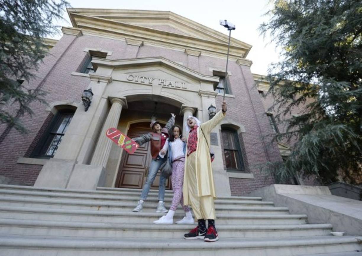 Luciendo los atuendos de los personajes de la película, estos fans posan frente a Universal Studios en Estados Unidos.